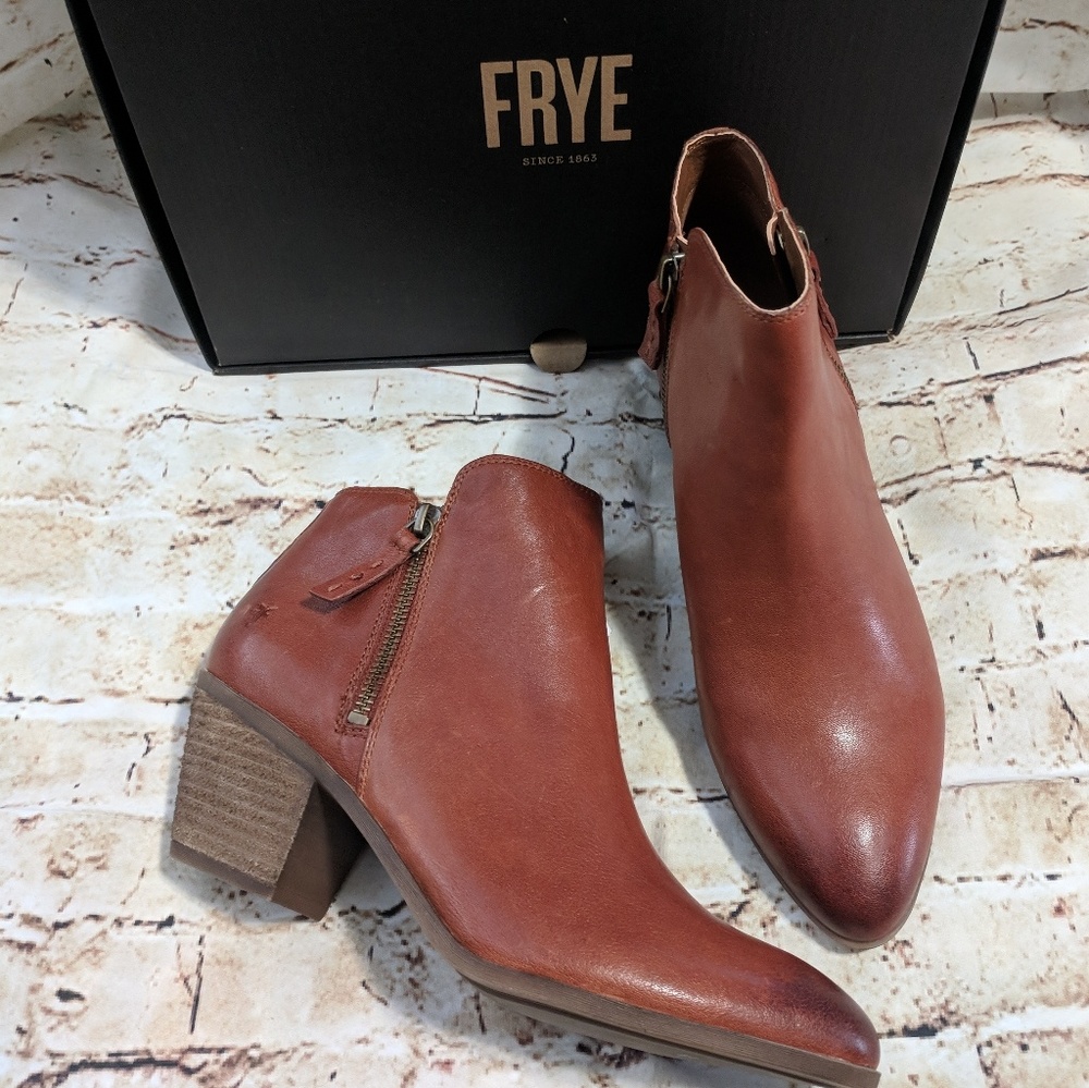 2 Left! SALE Frye Double Zip Pointed Ankle Boot - Picture 3 of 8